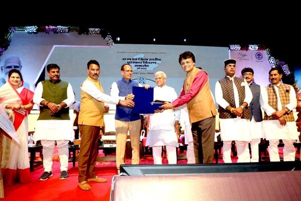 राज्यपाल ने कहा बेहतर योगदान के लिए व्यक्ति को प्रेरित करता है सार्वजनिक सम्मान और पुरस्कार