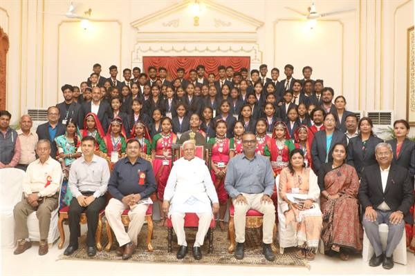 राज्यपाल पटेल ने कहा प्रगति की पहली सीढ़ी है शिक्षा 