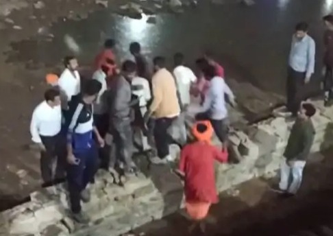 दतिया में पुल से गिरे ट्रेक्टर ट्रॉली कई श्रद्धालु थे सवार 4 की मौत 18 घायल 