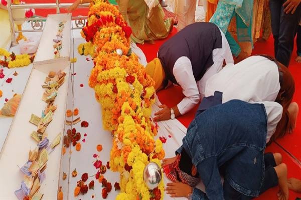 हरदीप सिंह डंग ने प्रकाश पर्व पर हमीदिया रोड स्थित गुरूद्वारे में टेका मत्था 