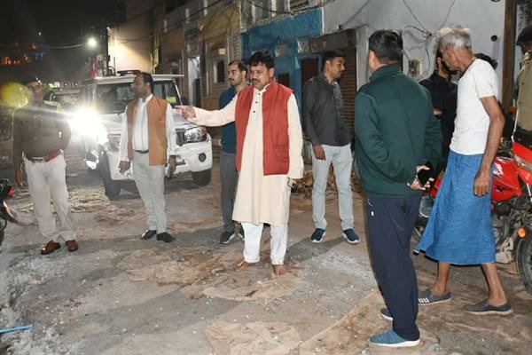 सुबह के 4 बजे क्षेत्र के भ्रमण के लिए निकले ऊर्जा मंत्री तोमर 