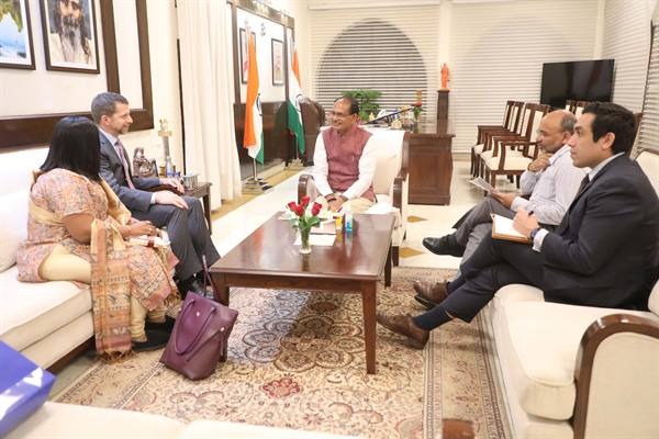 सीएम शिवराज यूएस के कॉन्सुलेट जनरल मिचेल हेंकी मिले 