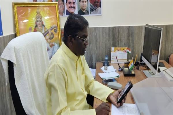 अस्पताल में भर्ती मरीजों से स्वास्थ्य मंत्री का संवाद 