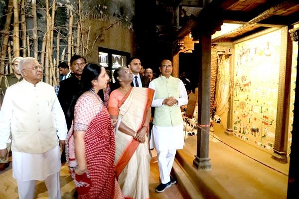 राष्ट्रपति द्रौपदी मुर्मू ने किया जनजातीय संग्रहालय का अवलोकन