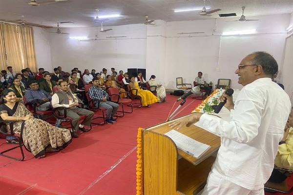 भविष्य की नींव के मजबूत आधार हैं विद्यार्थी