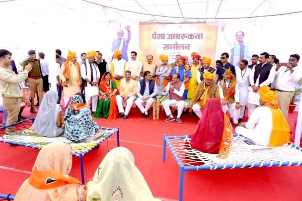 सीएम शिवराज ने पेसा एक्ट के प्रावधानों के बारे में सरपंचों से की बात 