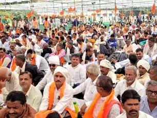 प्रदर्शन कर रहे किसानों के बीच पहुंचे मुख्यमंत्री शिवराज 