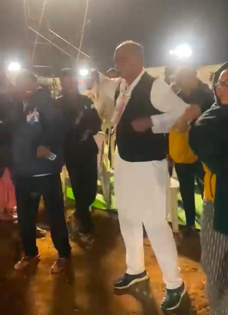 केसरिया पर थिरके मध्यप्रदेश के पूर्व मुख्यमंत्री दिग्विजय 