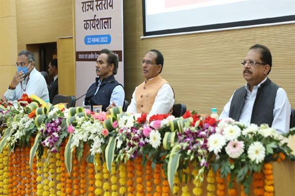 मुख्यमंत्री शिवराज ने कहा संबंधित वर्ग तक सरल भाषा में पहुँचाये पेसा एक्ट की जानकारी