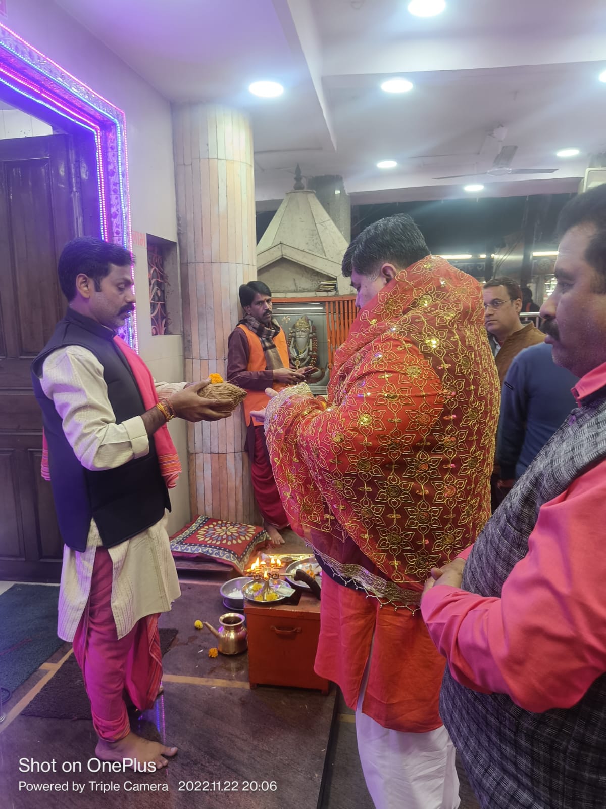 मां जगदंबा की आरती कर लिया गौमाता की सेवा का संकल्प 