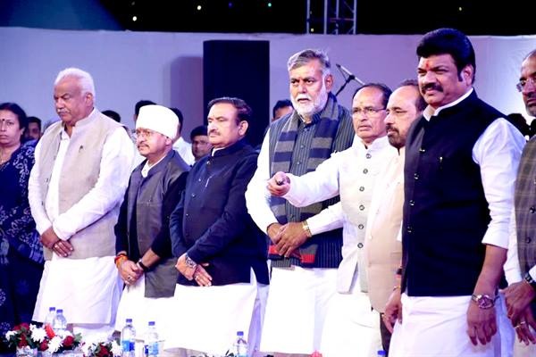 मुख्यमंत्री शिवराज ने सागर की विभूतियों को सागर रत्न से सम्मानित किया 