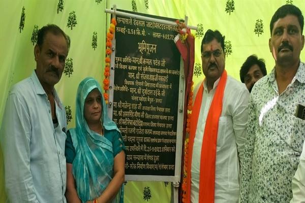 हरदा के सन्यासा में हुआ 4 करोड़ की सड़क का भूमिपूजन 