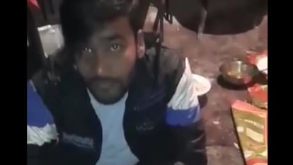 शादी समारोह में बिना निमंत्रण खाना खाने पर छात्र से धुलवाए बर्तन 