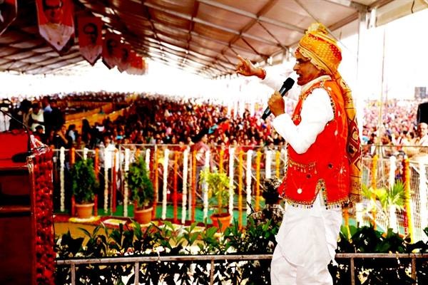 मुख्यमंत्री शिवराज ने कहा पेसा एक्ट में दिये अपने अधिकारों के बारे में जाने ग्रामीण