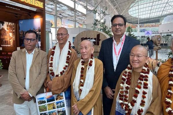 एक दिवसीय भ्रमण पर मध्यप्रदेश आए वियतनाम के बौद्ध भिक्षु 