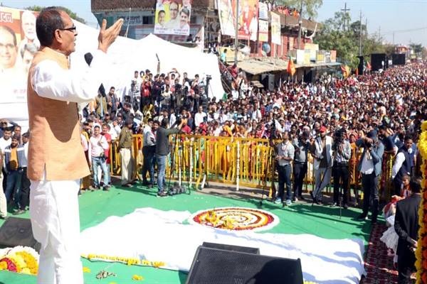 मुख्यमंत्री शिवराज ने 215 करोड़ रूपये के विकास कार्यों का भूमि पूजन किया 