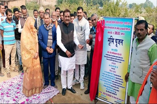 लगभग साढ़े पांच करोड़ की सड़कों का राज्य मंत्री रामखेलावन पटेल ने भूमि पूजन किया 