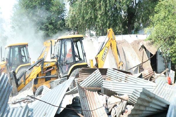 11 एकड़ शासकीय भूमी पर किये गए अतिक्रमण पर चला प्रशासन का बुलडोज़र 