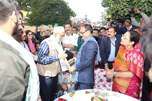मुख्यमंत्री चौहान छप्पन दुकानों में प्रवासी भारतीयों का स्वागत  किया