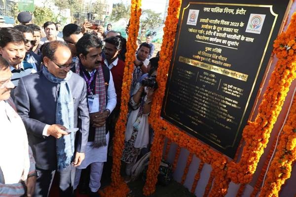 प्रवासी भारतीयों के साथ सीएम ने नमो ग्लोबल गार्डन में पौध रोपण किया