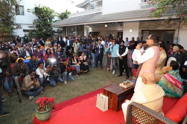सीएम शिवराज ने की इंदौर में कॉलोनीवासियों के घर में रूके प्रवासी भारतीयों से भेंट 