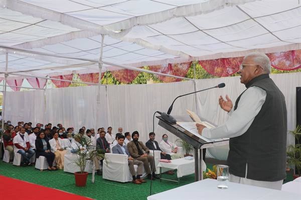 राज्यपाल मंगुभाई पटेल ने कहा कैंसर से लड़ाई में अकेले नहीं पीड़ित