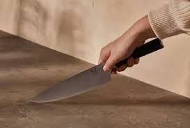 प्रेमी हुआ गायब तो प्रेमिका ने प्रेमी के माँ बाप पर किया चाकू से हमला 