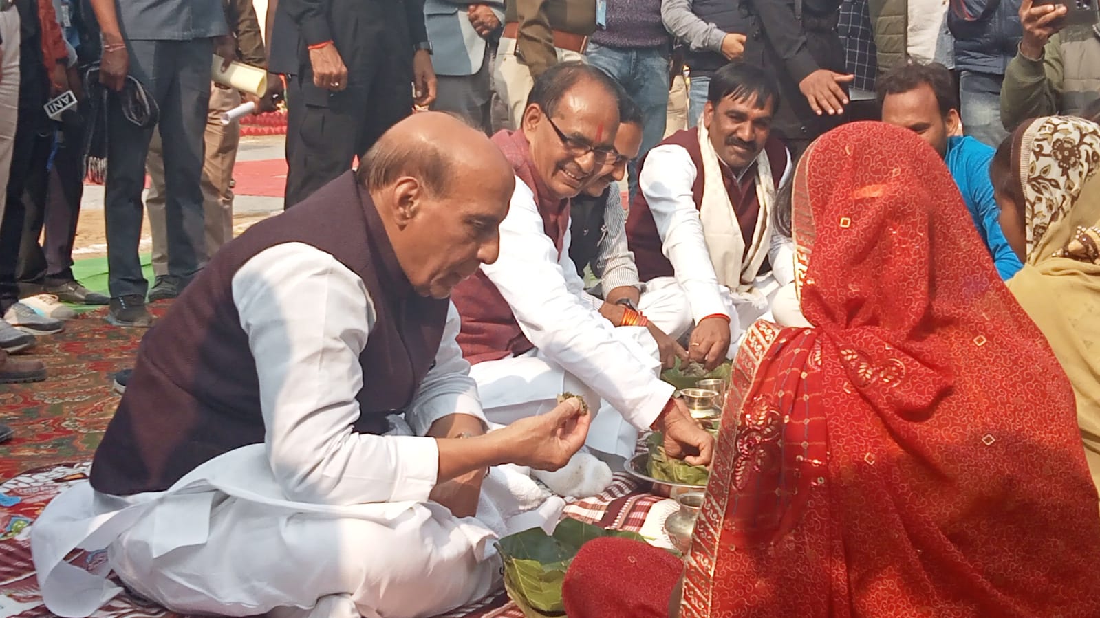 मुख्यमंत्री आवासीय भू अधिकार योजना कार्यक्रम में पहुंचे ककेंद्रीय रक्षा मंत्री राजनाथ सिंह 