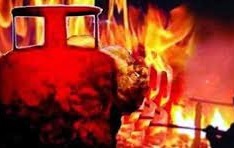 न्यू मार्किट के त्रिवेणी आपर्टमेंट में ब्लास्ट हुआ सिलेंडर धमाके से लोग दहशत में  