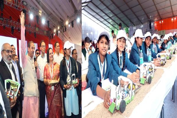 1600 स्टूडेन्ट ने ऐरो रोबोट असेंबल का टास्क पूरा कर पेश की गिनीज़ वर्ल्ड रिकार्ड्स बनाने की दावेदारी