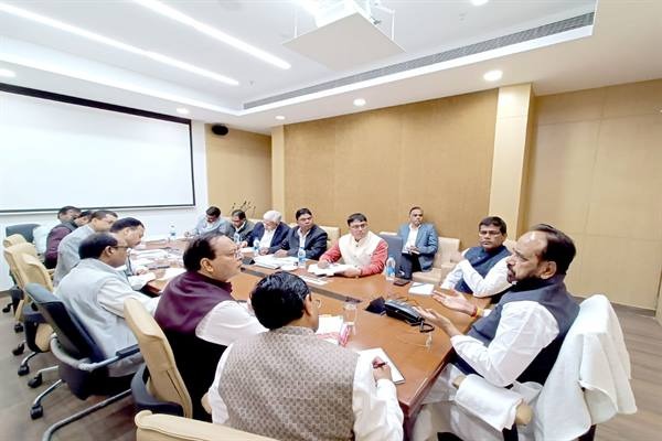 गोपाल भार्गव ने कहा स्थानीय जन-प्रतिनिधियों को उपलब्ध कराए निर्माण कार्यों की जानकारी