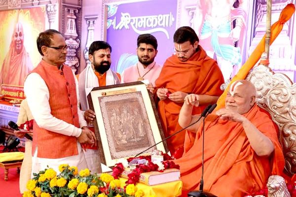 स्वामी रामभद्राचार्य जी महाराज का आशीर्वाद लेने पहुंचे सीएम शिवराज 