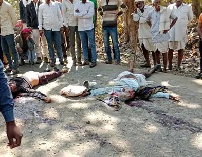 भतीजे और फूफा की हत्या कर सड़क पर फेंके खून से सने  शव 