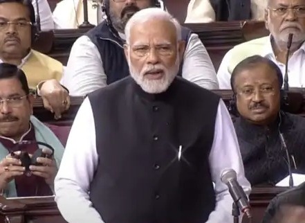 प्रधानमंत्री मोदी ने कहा नेहरू महान तो परिवार का कोई व्यक्ति क्यों नहीं रखता उनका सरनेम 