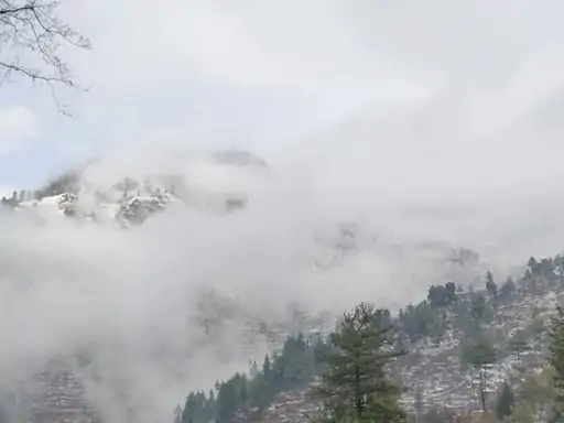 हिमाचल में भारी बर्फ़बारी के चलते जाम हुई सड़कें 