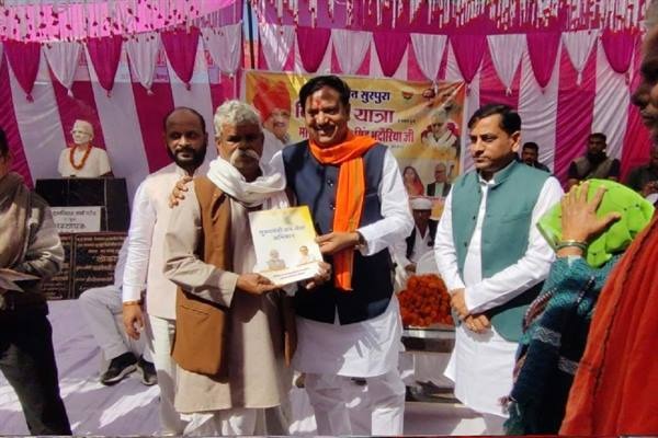 योजनाओं के पात्र लोगों को किये स्वीकृति पत्र वितरित 