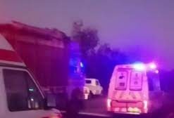 खड़े ट्राले में जा टकराई अनियंत्रित बस 15 से अधिक घायल वहीं दो की मौत 