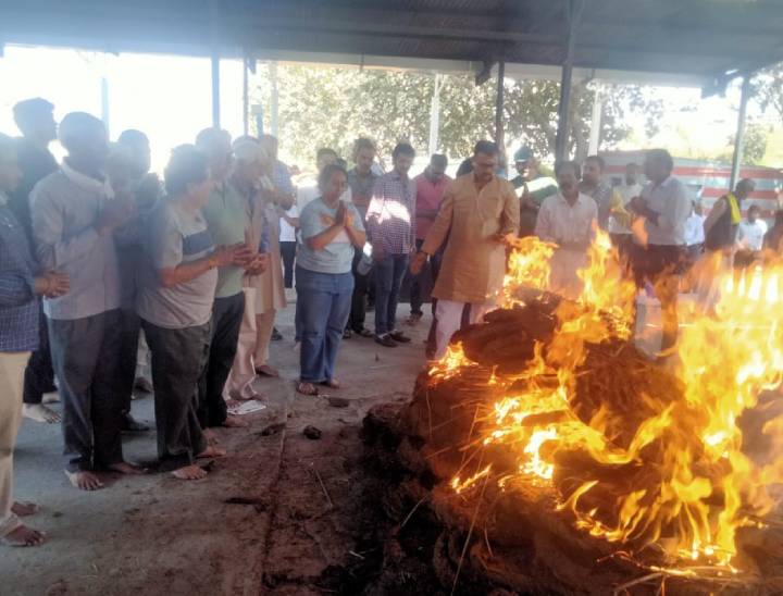 पेट्रोल डालकर जलाई गई प्रिंसिपल ने तोड़ा  दम 