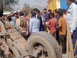 singroli,Uncontrolled pickup overturned, two killed